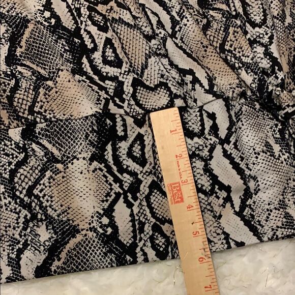 Joseph Ribkoff Black and Tan Relaxed 3/4 Sleeve Blouse. Very stretchy - Picture 10 of 10